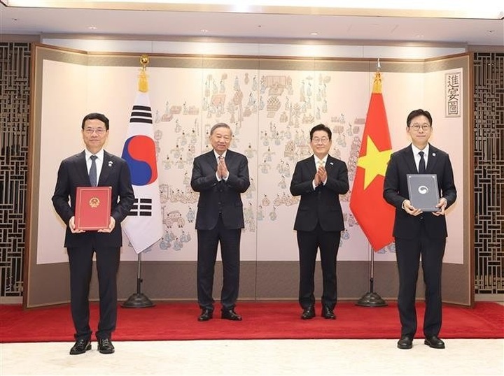 Party chief witnesses exchange of Vietnam-RoK cooperation documents - 1