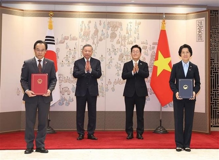 Party chief witnesses exchange of Vietnam-RoK cooperation documents - 2