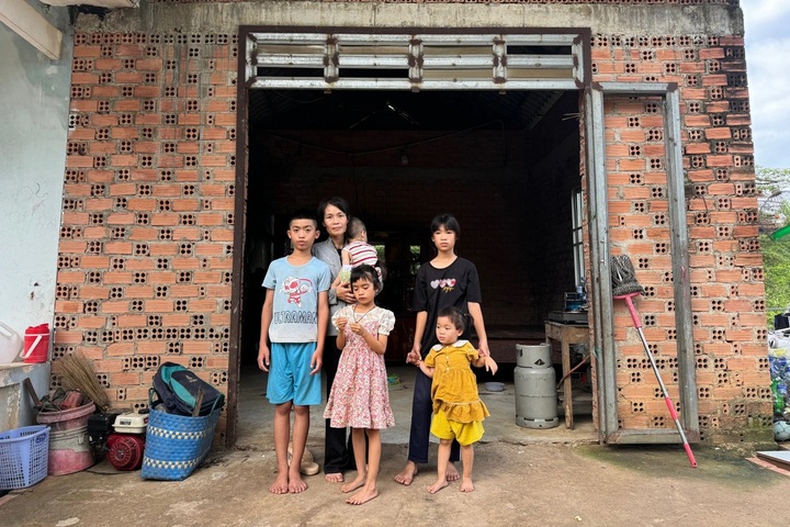 Widowed mother in Dong Nai struggles to raise five children alone - 1