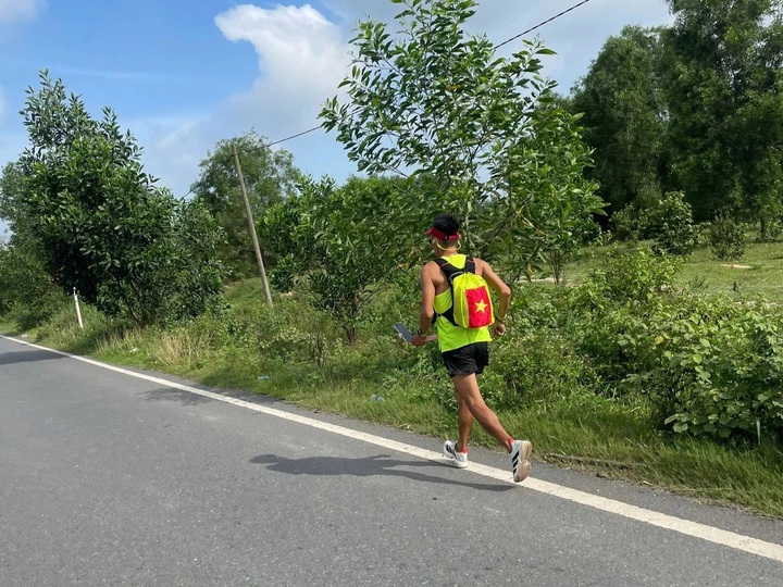 Man runs solo from Ho Chi Minh City to Hanoi to mark National Day - 2 Man runs solo from Ho Chi Minh City to Hanoi to mark National Day - 2
