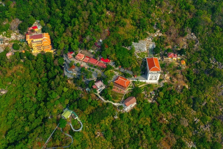 Ba Den Mountain tourist site warns of lost hiker incidents - 1