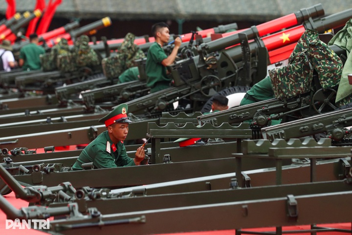 Crowds flock to My Dinh Stadium to view military equipment - 5 Crowds flock to My Dinh Stadium to view military equipment - 5