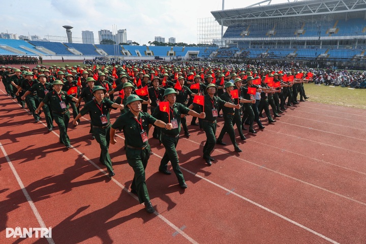 Crowds flock to My Dinh Stadium to view military equipment - 8 Crowds flock to My Dinh Stadium to view military equipment - 8