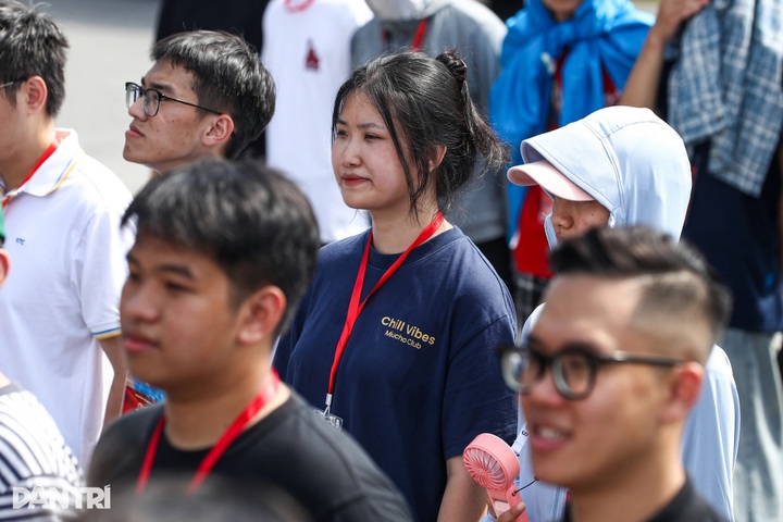 Crowds flock to My Dinh Stadium to view military equipment - 9 Crowds flock to My Dinh Stadium to view military equipment - 9