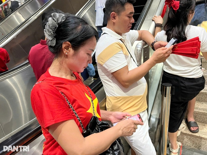 Hanoi metro station overwhelmed after military parade rehearsal - 2