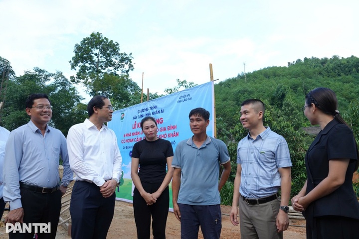 New road and six houses built for poor families in Lao Cai - 6