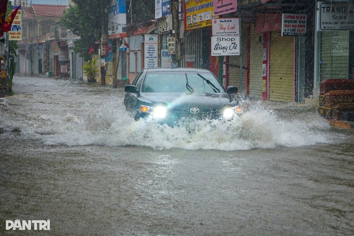 Central Vietnam braces for heavy rains as Typhoon Kajiki nears - 2