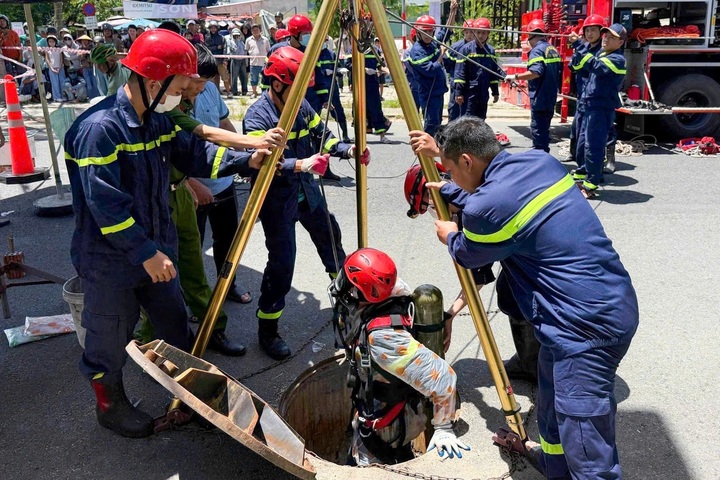 Two workers found dead in ​eight​-m​etre-deep sewer in Da​nang - 1