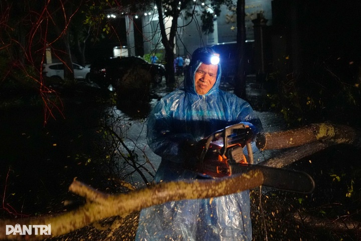 Typhoon Kajiki devastates Nghe An, leaving streets in ruins - 9