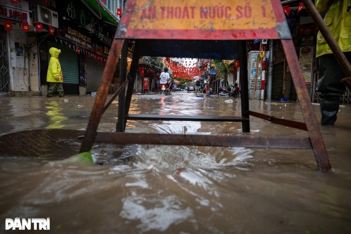 Overnight downpour turns Hanoi streets into rivers - 1