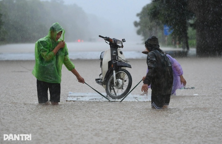 Overnight downpour turns Hanoi streets into rivers - 9
