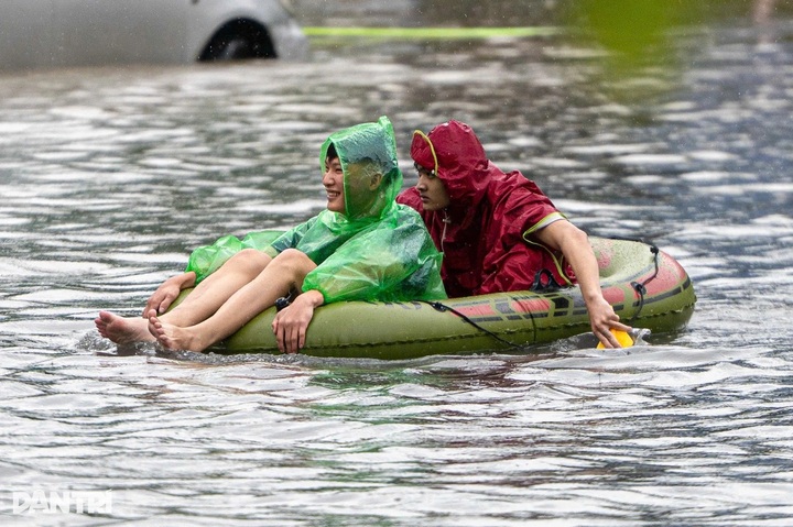 Overnight downpour turns Hanoi streets into rivers - 3