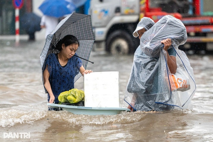 Overnight downpour turns Hanoi streets into rivers - 4
