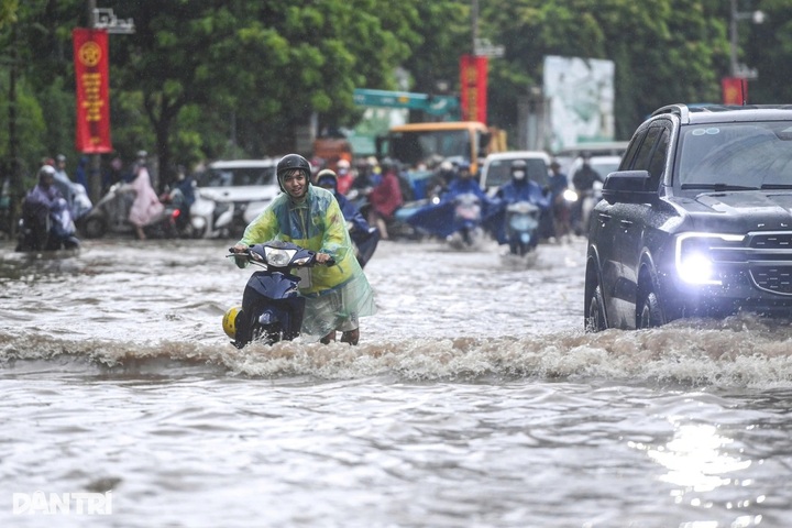 Overnight downpour turns Hanoi streets into rivers - 7