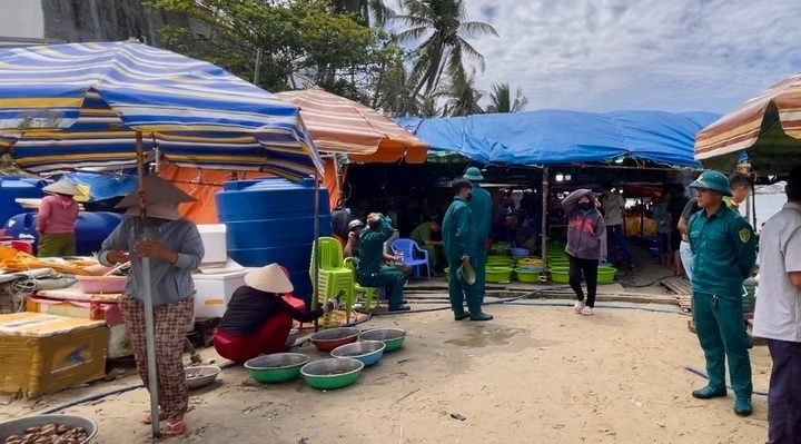 Illegal seaside stalls dismantled in Mui Ne - 1 Illegal seaside stalls dismantled in Mui Ne - 1