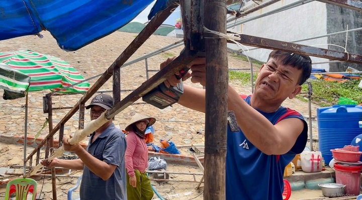 Illegal seaside stalls dismantled in Mui Ne - 2 Illegal seaside stalls dismantled in Mui Ne - 2