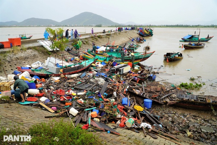 Over 40 fishing boats sunk or damaged as Typhoon Kajiki hits Ha Tinh - 1