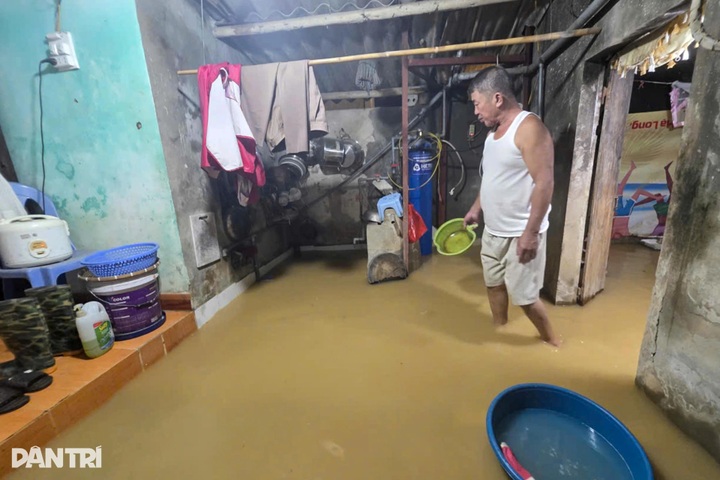 Hundreds in Hanoi reinforce dikes and evacuate as floods rise - 4