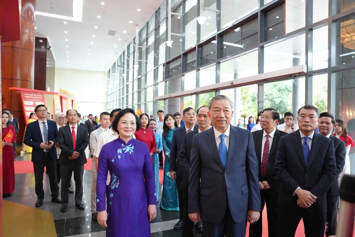 Party chief awards first-class Labour Order to Ministry of Home Affairs - 2 Party chief awards first-class Labour Order to Ministry of Home Affairs - 2