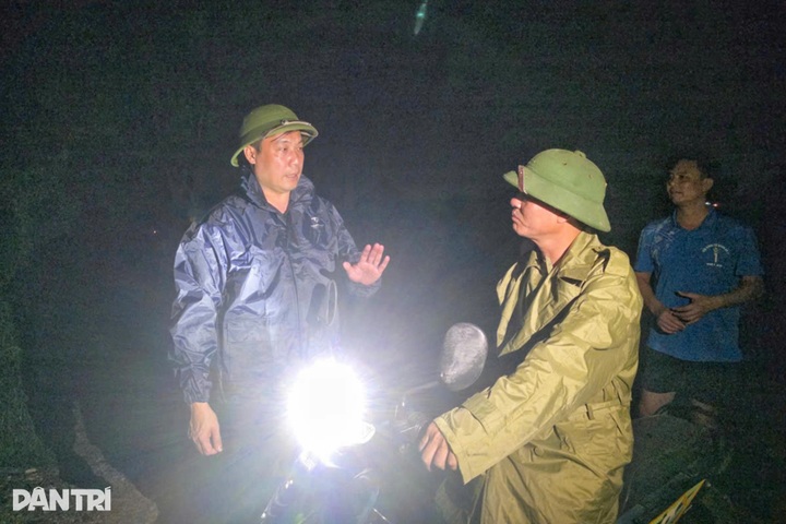 Hundreds in Hanoi reinforce dikes and evacuate as floods rise - 2