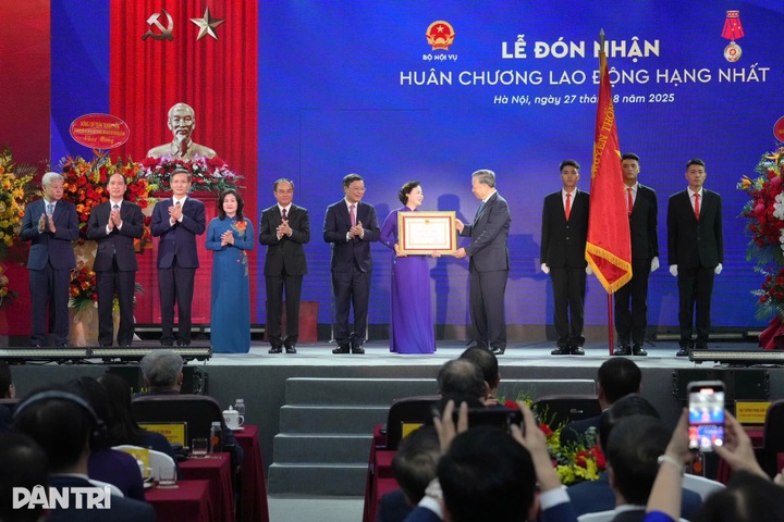 Party chief awards first-class Labour Order to Ministry of Home Affairs - 1 Party chief awards first-class Labour Order to Ministry of Home Affairs - 1