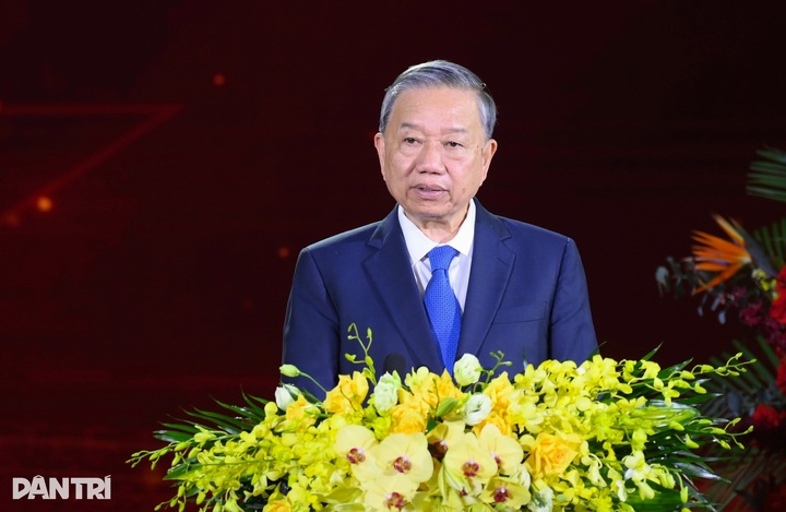 Party chief awards first-class Labour Order to Ministry of Home Affairs - 3 Party chief awards first-class Labour Order to Ministry of Home Affairs - 3