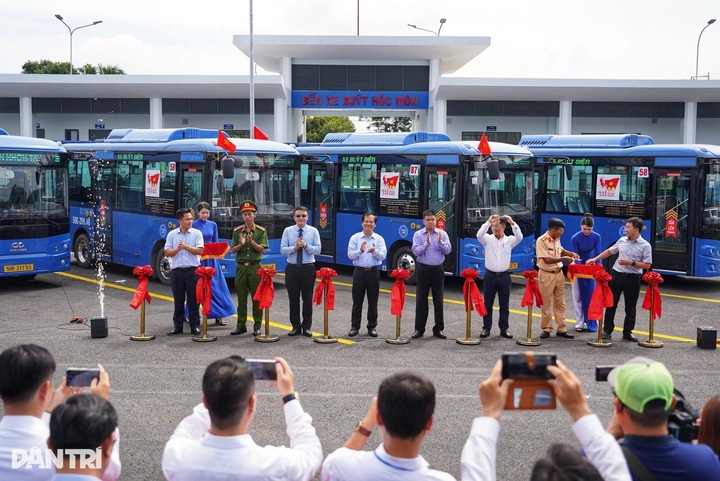 HCM City’s largest suburban bus terminal inaugurated - 1