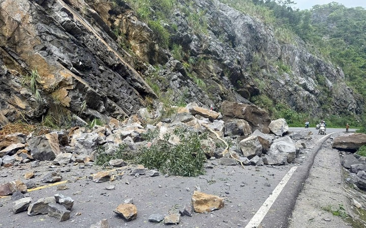 Landslide blocks road to Cat Ba National Park - 1 Landslide blocks road to Cat Ba National Park - 1
