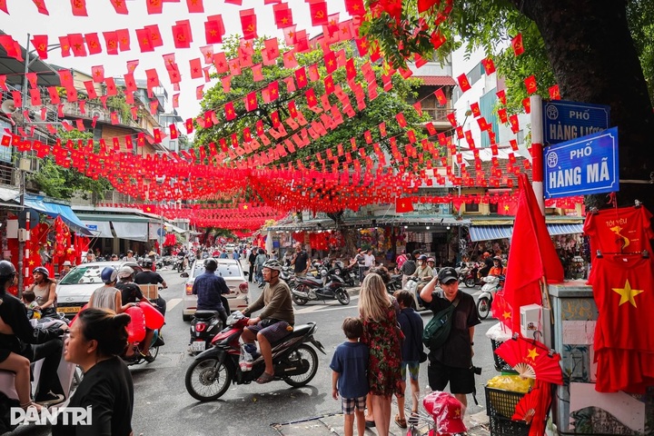 Workers earn up to four times pay during National Day holiday - 1 Workers earn up to four times pay during National Day holiday - 1