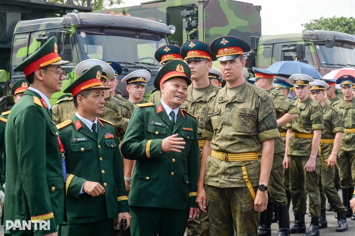Russian, Lao and Cambodian troops visit Vietnam’s military equipment - 6