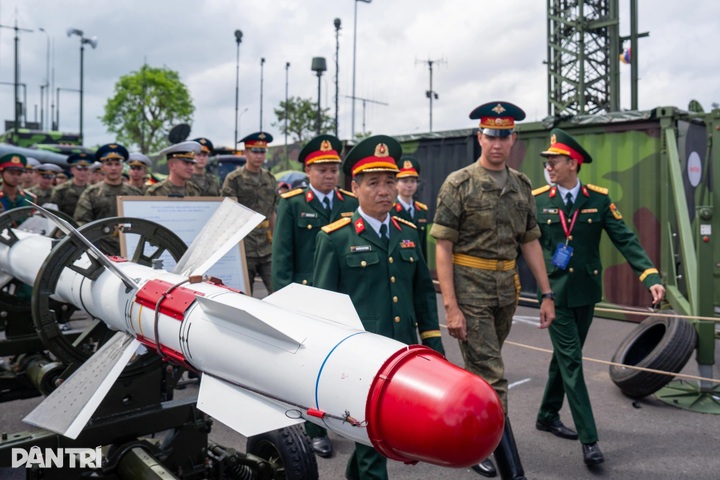 Russian, Lao and Cambodian troops visit Vietnam’s military equipment - 4