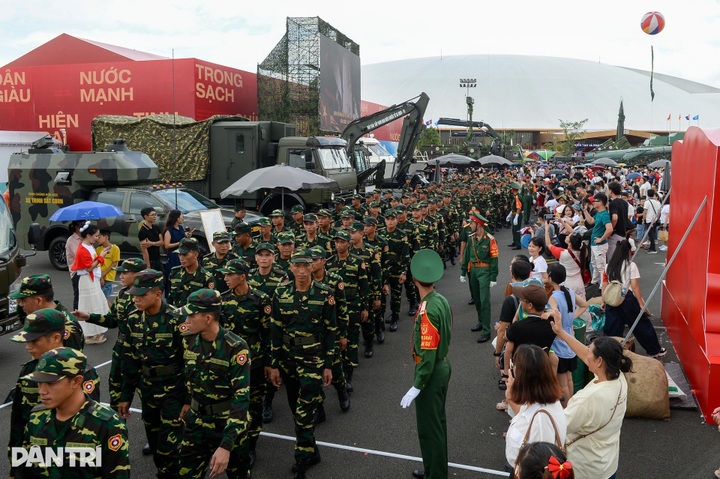 Russian, Lao and Cambodian troops visit Vietnam’s military equipment - 5