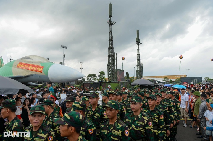 Russian, Lao and Cambodian troops visit Vietnam’s military equipment - 8