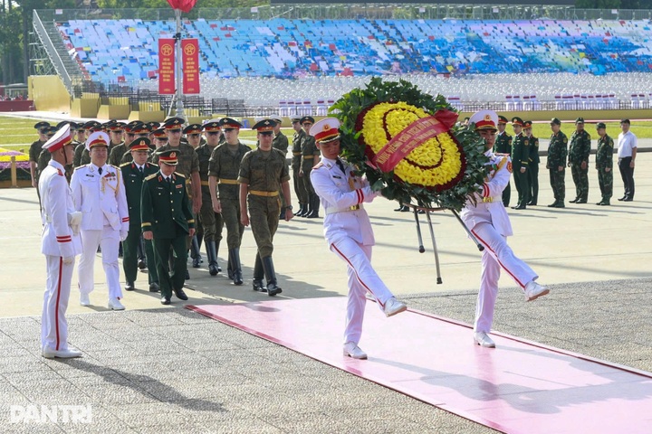 Russian, Lao and Cambodian troops visit Vietnam’s military equipment - 1