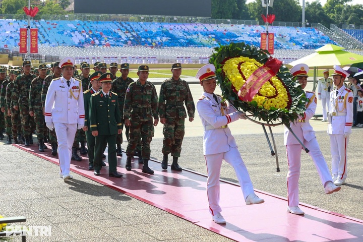 Russian, Lao and Cambodian troops visit Vietnam’s military equipment - 2
