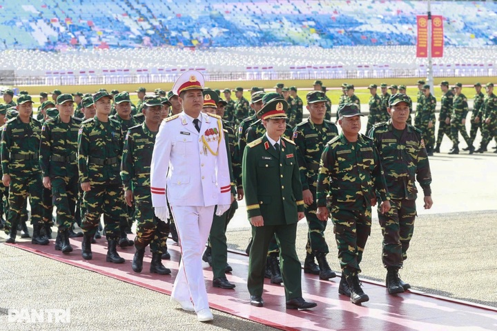 Russian, Lao and Cambodian troops visit Vietnam’s military equipment - 3