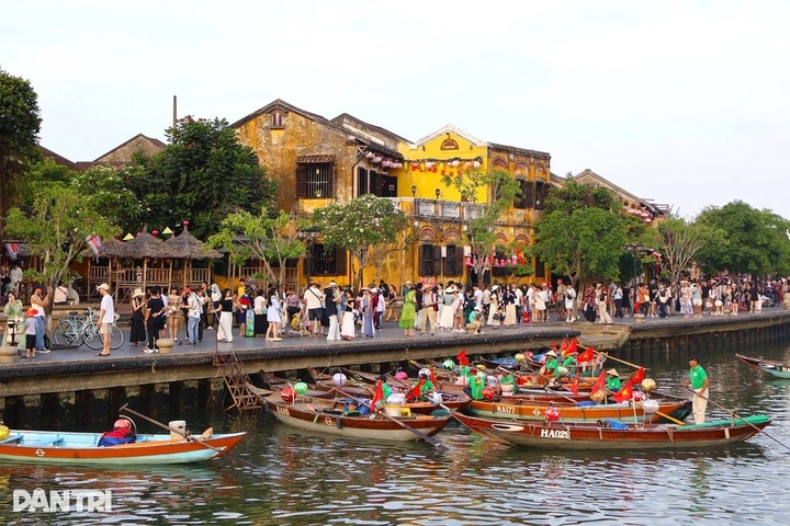 Danang opens free tourist attractions on National Day - 1