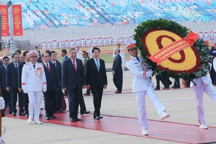 Party, State, Government leaders pay tribute to President Ho Chi Minh - 1