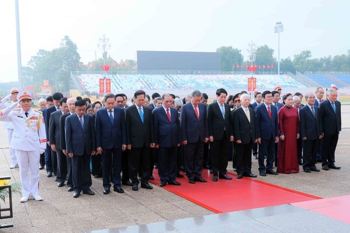Party, State, Government leaders pay tribute to President Ho Chi Minh - 2