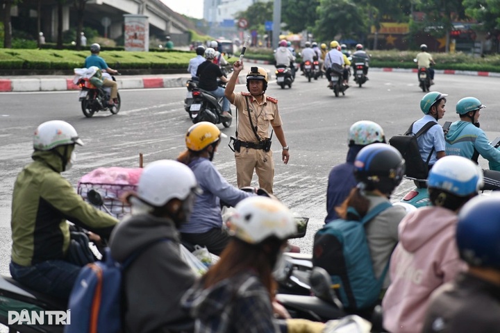 Traffic jams plague HCM City as residents return after National Day holiday - 8 Traffic jams plague HCM City as residents return after National Day holiday - 8