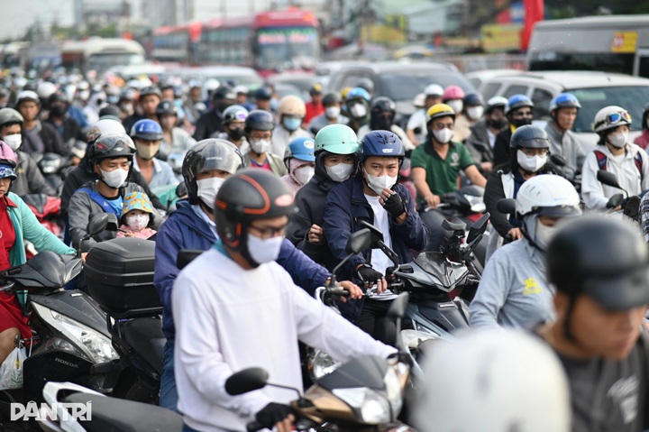 Traffic jams plague HCM City as residents return after National Day holiday - 5 Traffic jams plague HCM City as residents return after National Day holiday - 5