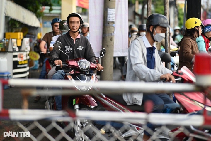 Traffic jams plague HCM City as residents return after National Day holiday - 2 Traffic jams plague HCM City as residents return after National Day holiday - 2