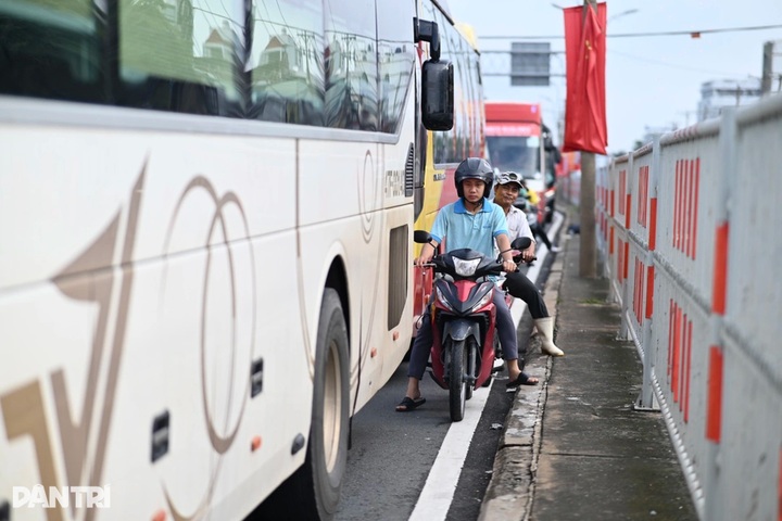 Traffic jams plague HCM City as residents return after National Day holiday - 3 Traffic jams plague HCM City as residents return after National Day holiday - 3