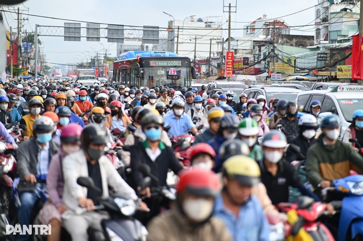 Traffic jams plague HCM City as residents return after National Day holiday - 1 Traffic jams plague HCM City as residents return after National Day holiday - 1