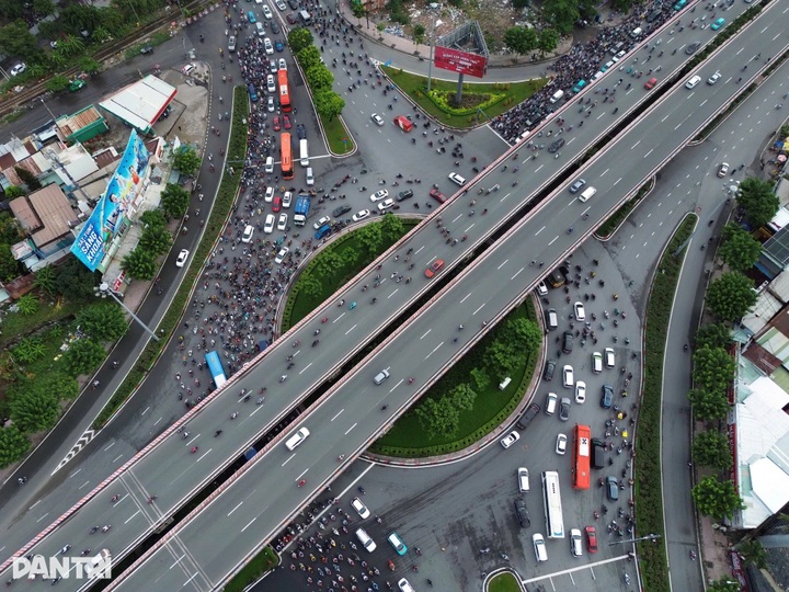 Traffic jams plague HCM City as residents return after National Day holiday - 4 Traffic jams plague HCM City as residents return after National Day holiday - 4