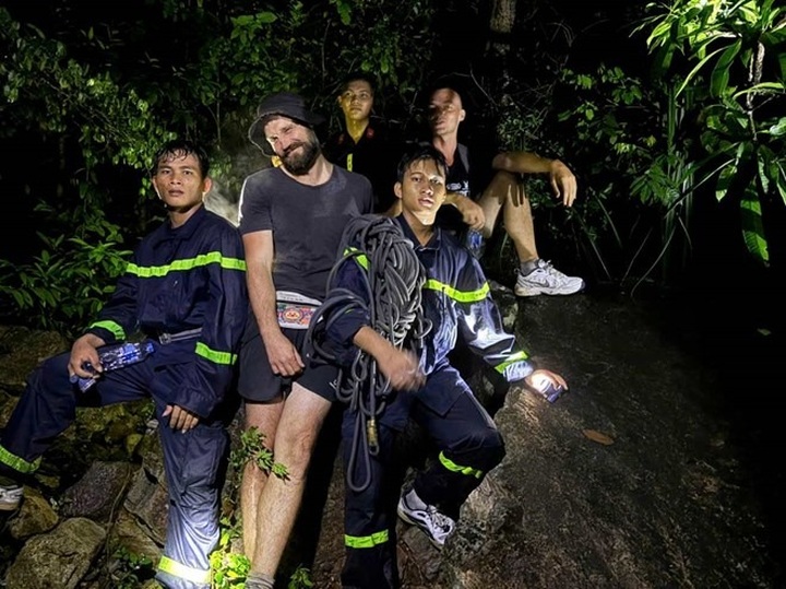 Two Russian tourists rescued from Khanh Hoa mountain - 1