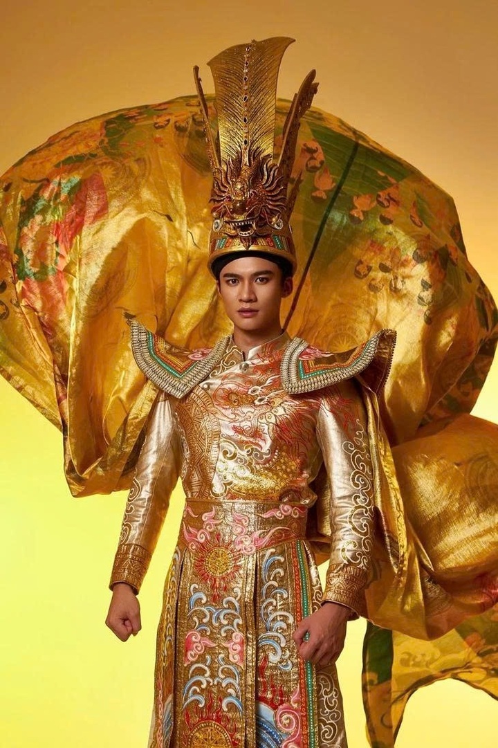 Dinh Sy Tu showcases Vietnamese costume at Mister Cosmopolitan 2025 - 1