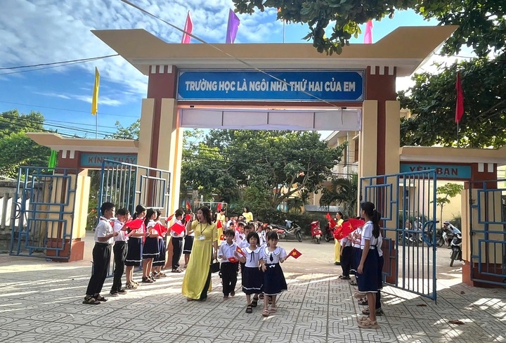 Over 20 million students begin new school year in Vietnam - 4
