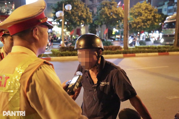 Hanoi traffic police target bars for drink-driving offenders - 1 Hanoi traffic police target bars for drink-driving offenders - 1