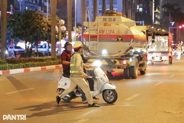 Hanoi traffic police target bars for drink-driving offenders - 3 Hanoi traffic police target bars for drink-driving offenders - 3